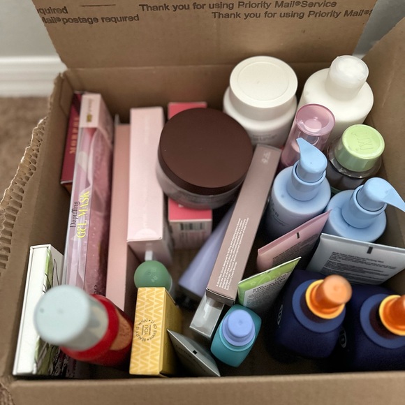 Black & Cream Tweed Cosmetic Bag with Mystery Beauty Bundle - Picture 8 of 8